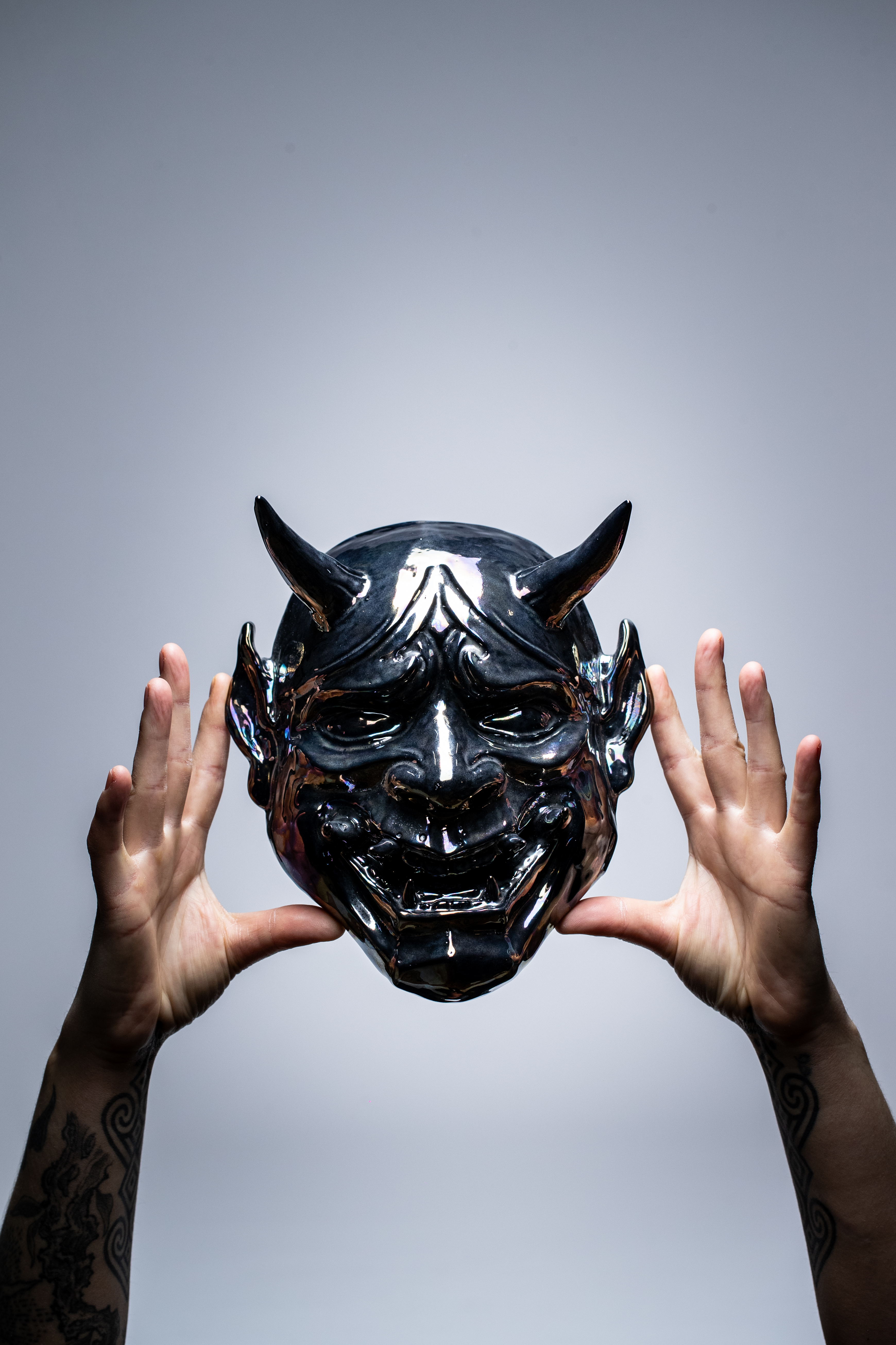 Masque en céramique noire de Cécile Charroy