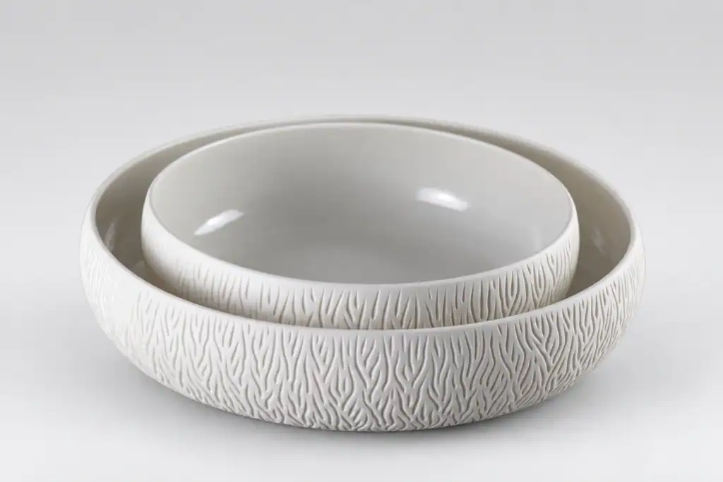 Bol en céramique blanc avec texture naturelle.