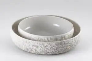 Bol en céramique blanc avec texture naturelle.