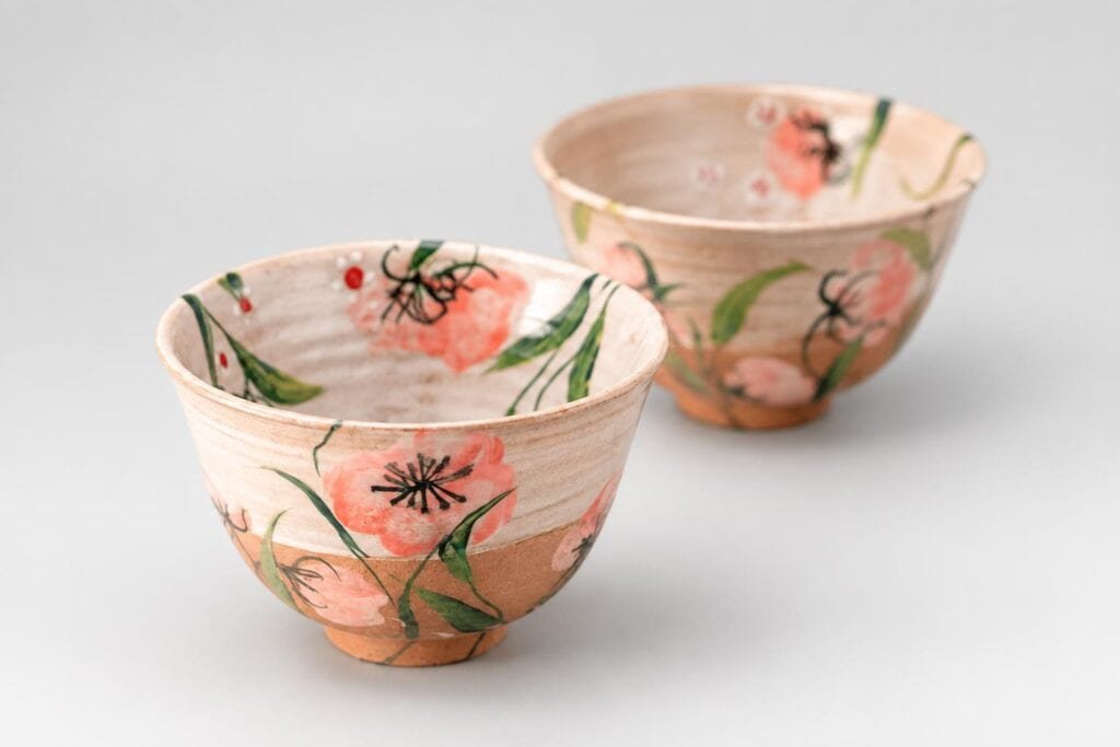 Bol en céramique avec motif floral peint à la main.