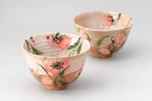 Bol en céramique avec motif floral peint à la main.