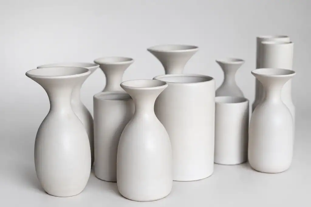 Collection de vases en céramique blanche faites main.