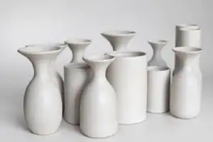 Collection de vases en céramique blanche faites main.
