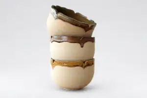 Trois bols en céramique faits main avec détails de glaçure.