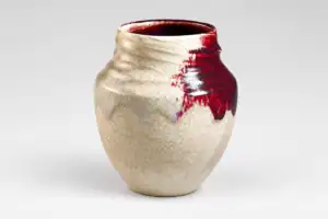 Vase en céramique avec émail rouge et craquelure.
