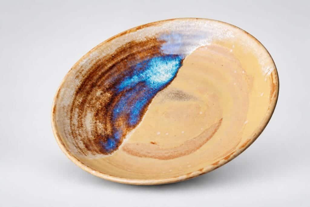 Bol fait main avec dégradé de couleurs bleues et beiges.