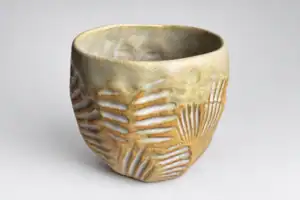 Vase en céramique fait main avec motifs géométriques.