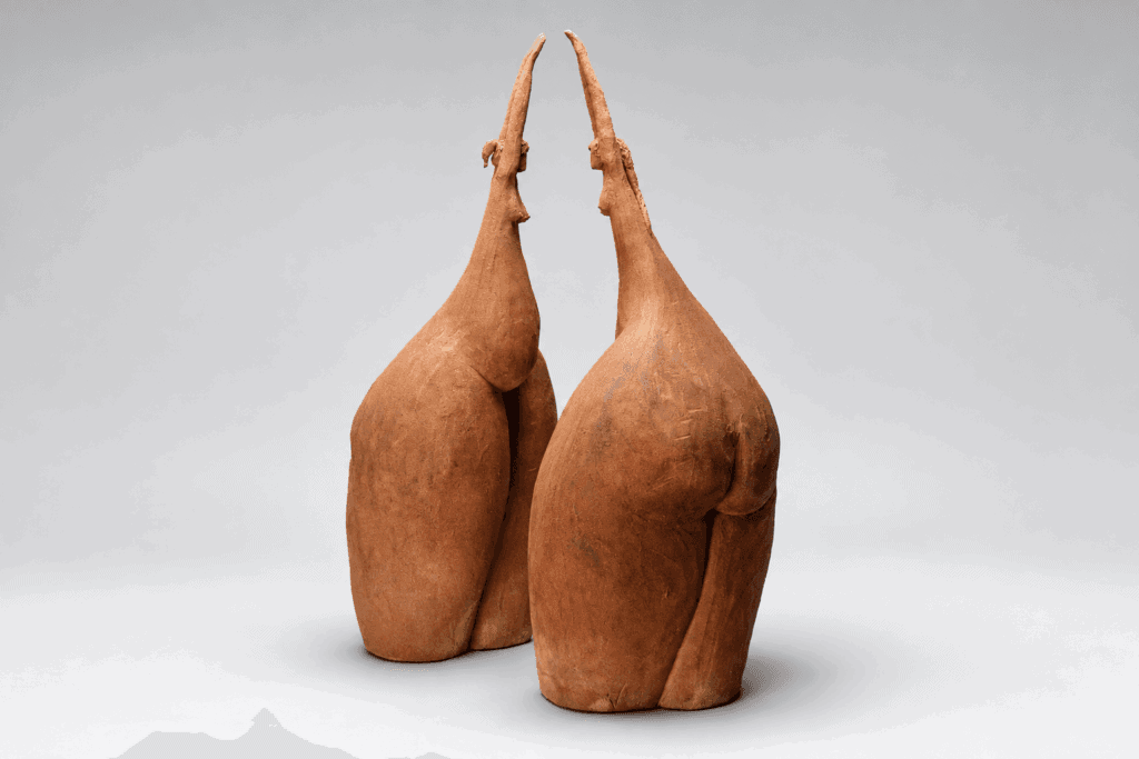 Deux sculptures en céramique abstraite en terre cuite.