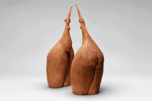 Deux sculptures en céramique abstraite en terre cuite.