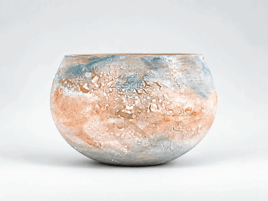 Bol fait main avec texture et couleurs naturelles.