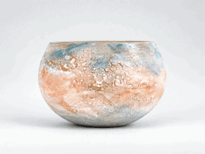 Bol fait main avec texture et couleurs naturelles.
