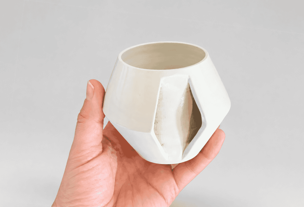 Vase en céramique blanc fait main avec design géométrique.