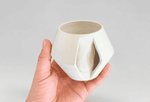Vase en céramique blanc fait main avec design géométrique.