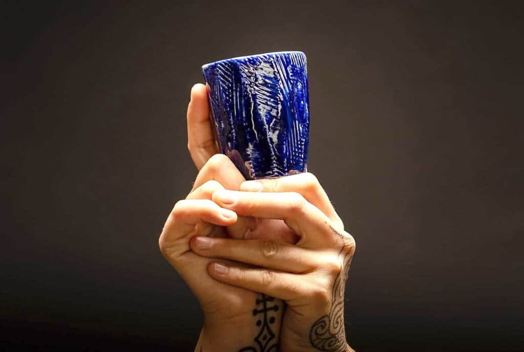 Tasse Sokko L — œuvre en céramique de Cécile Charroy