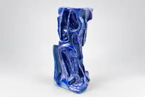 Vase en céramique artisanale émaillée bleue avec textures uniques.